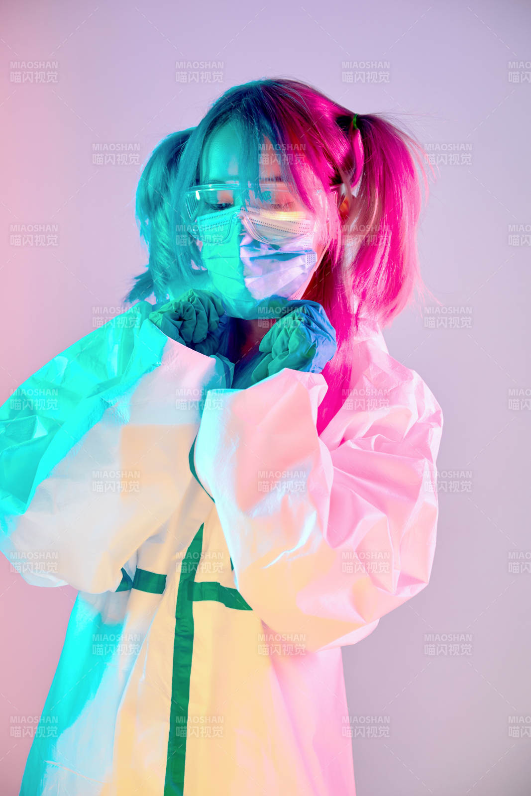 賽博朋克風格穿防護服戴口罩護目鏡的少女