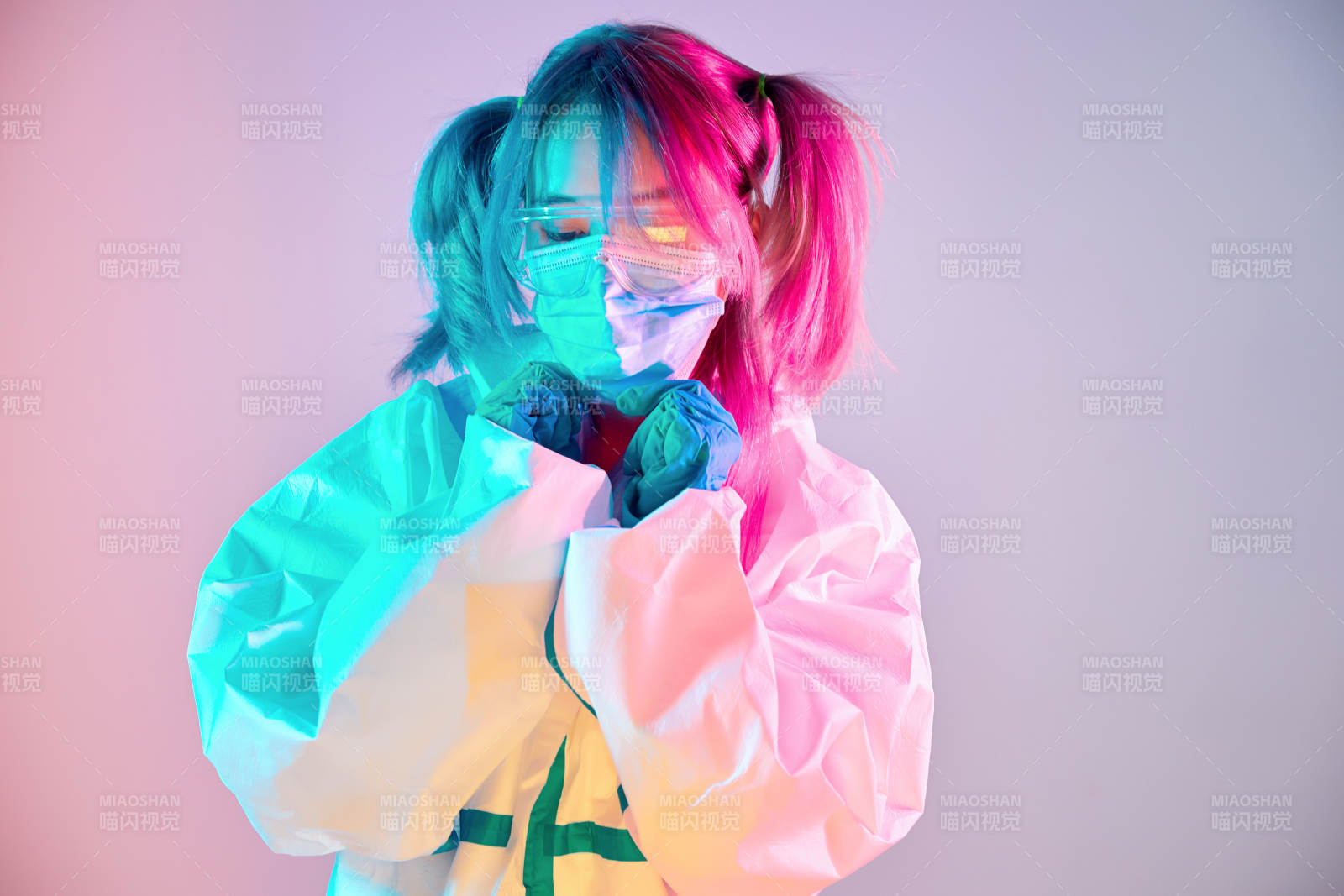 賽博朋克風格穿防護服戴口罩護目鏡的少女