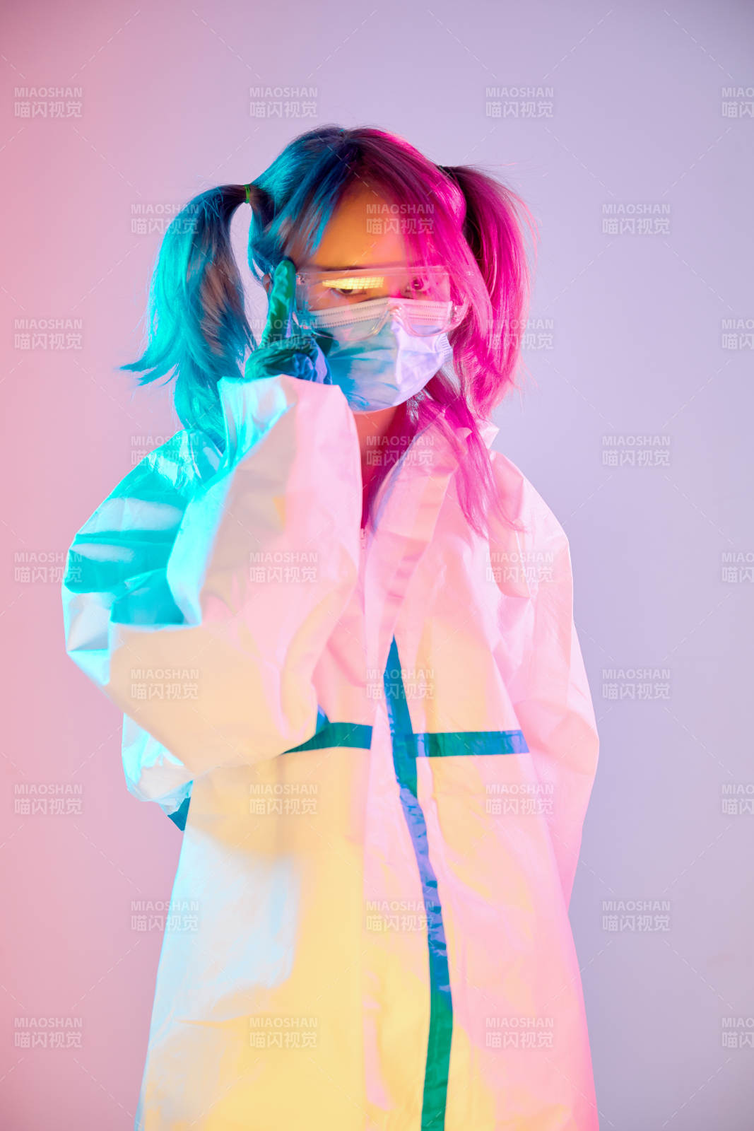 賽博朋克風(fēng)格穿防護(hù)服戴口罩護(hù)目鏡的少女