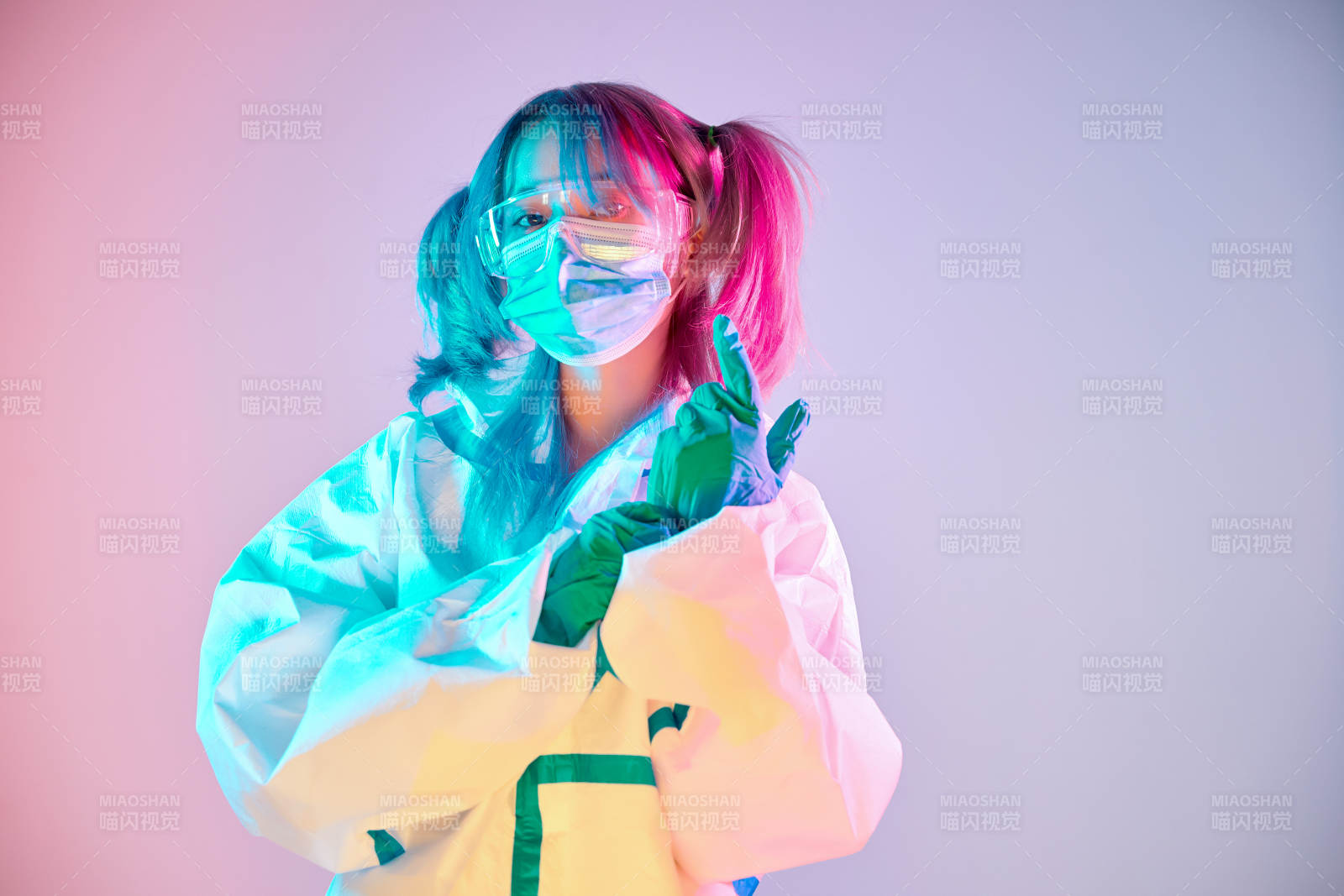 賽博朋克風格穿防護服戴口罩護目鏡的少女