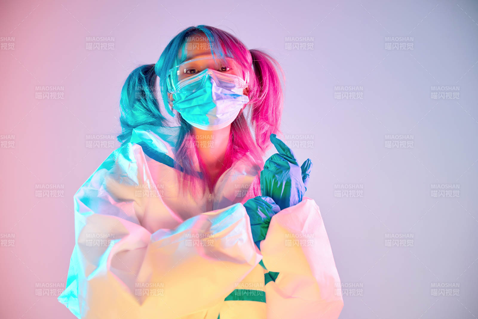 賽博朋克風格穿防護服戴口罩護目鏡的少女