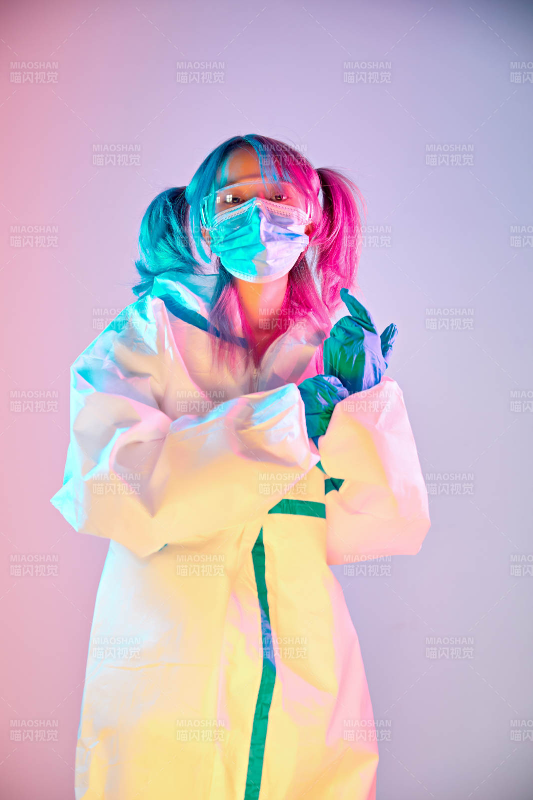 賽博朋克風格穿防護服戴口罩護目鏡的少女