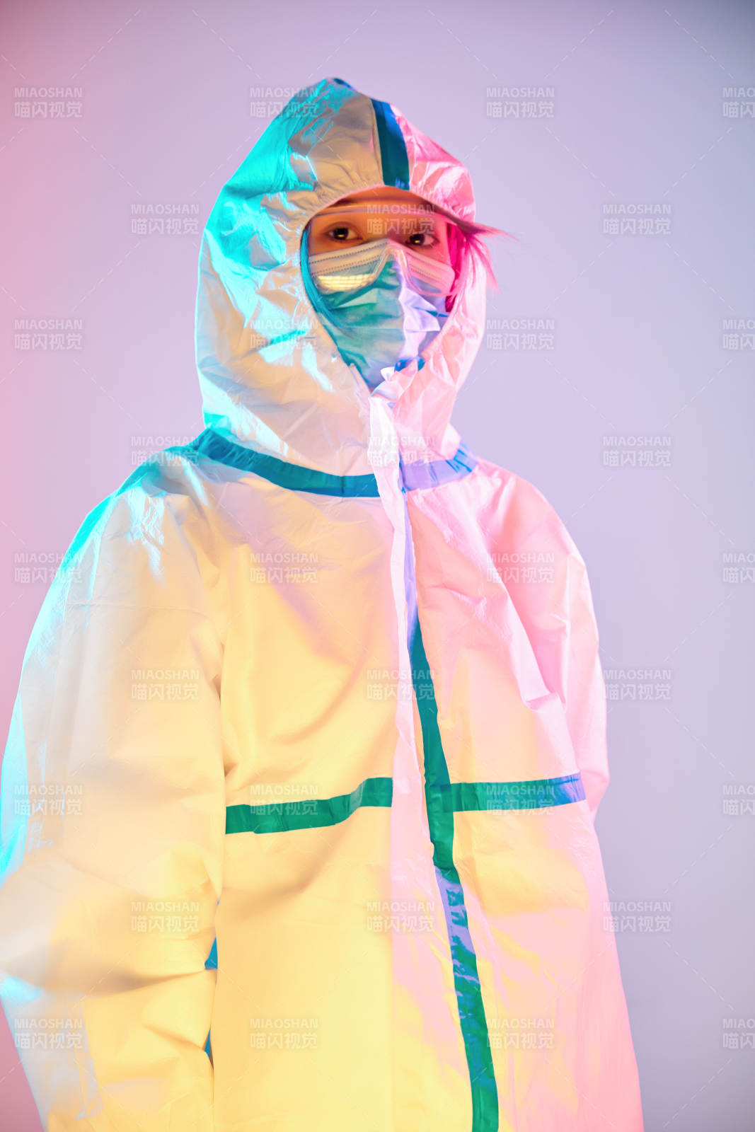 賽博朋克風格穿防護服戴口罩護目鏡的少女