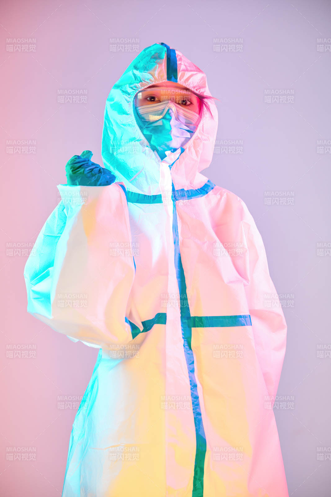 賽博朋克風格穿防護服戴口罩護目鏡的少女