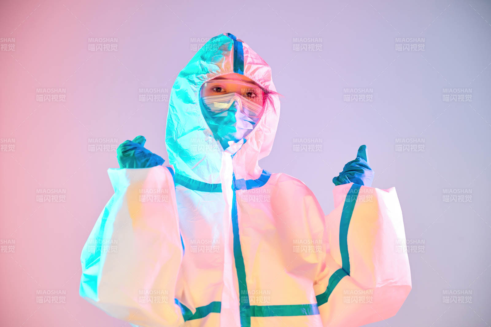 賽博朋克風格穿防護服戴口罩護目鏡的少女