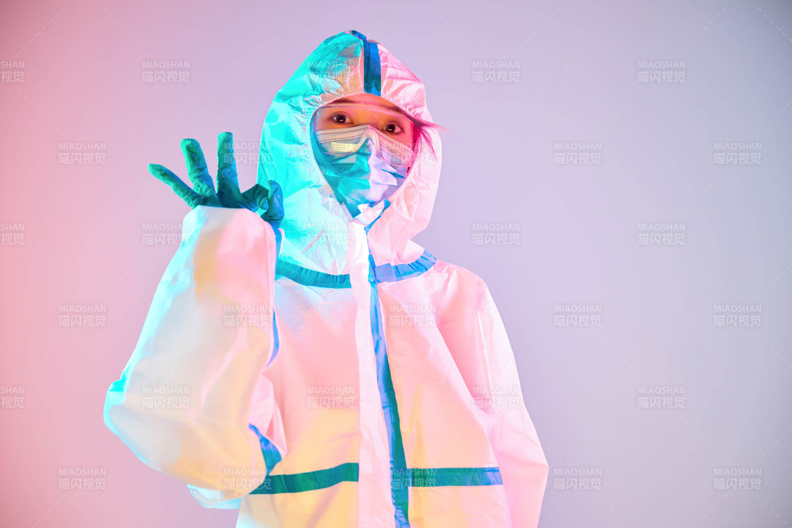 賽博朋克風格穿防護服戴口罩護目鏡的少女