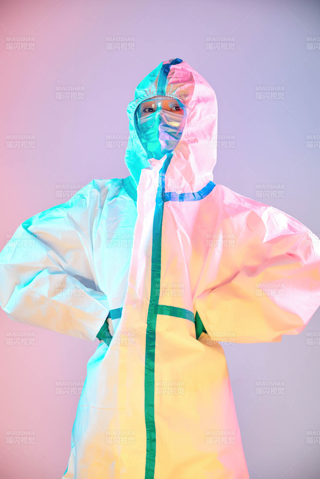 賽博朋克風格穿防護服戴口罩護目鏡的少女