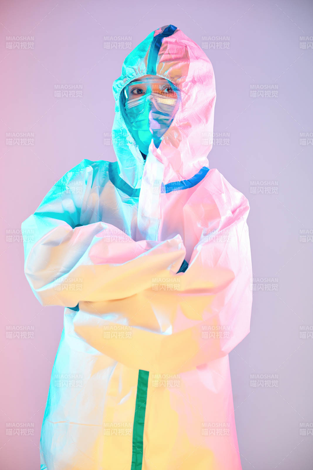 賽博朋克風格穿防護服戴口罩護目鏡的少女