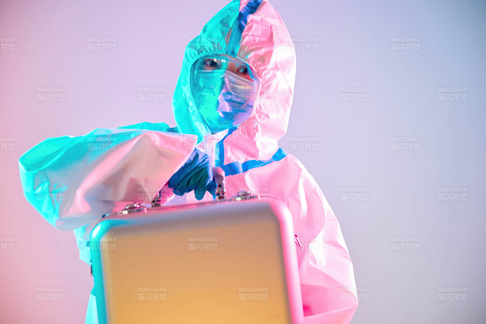 賽博朋克風格穿防護服戴口罩護目鏡的少女