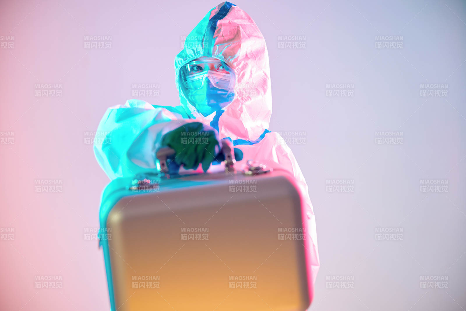 賽博朋克風格穿防護服戴口罩護目鏡的少女