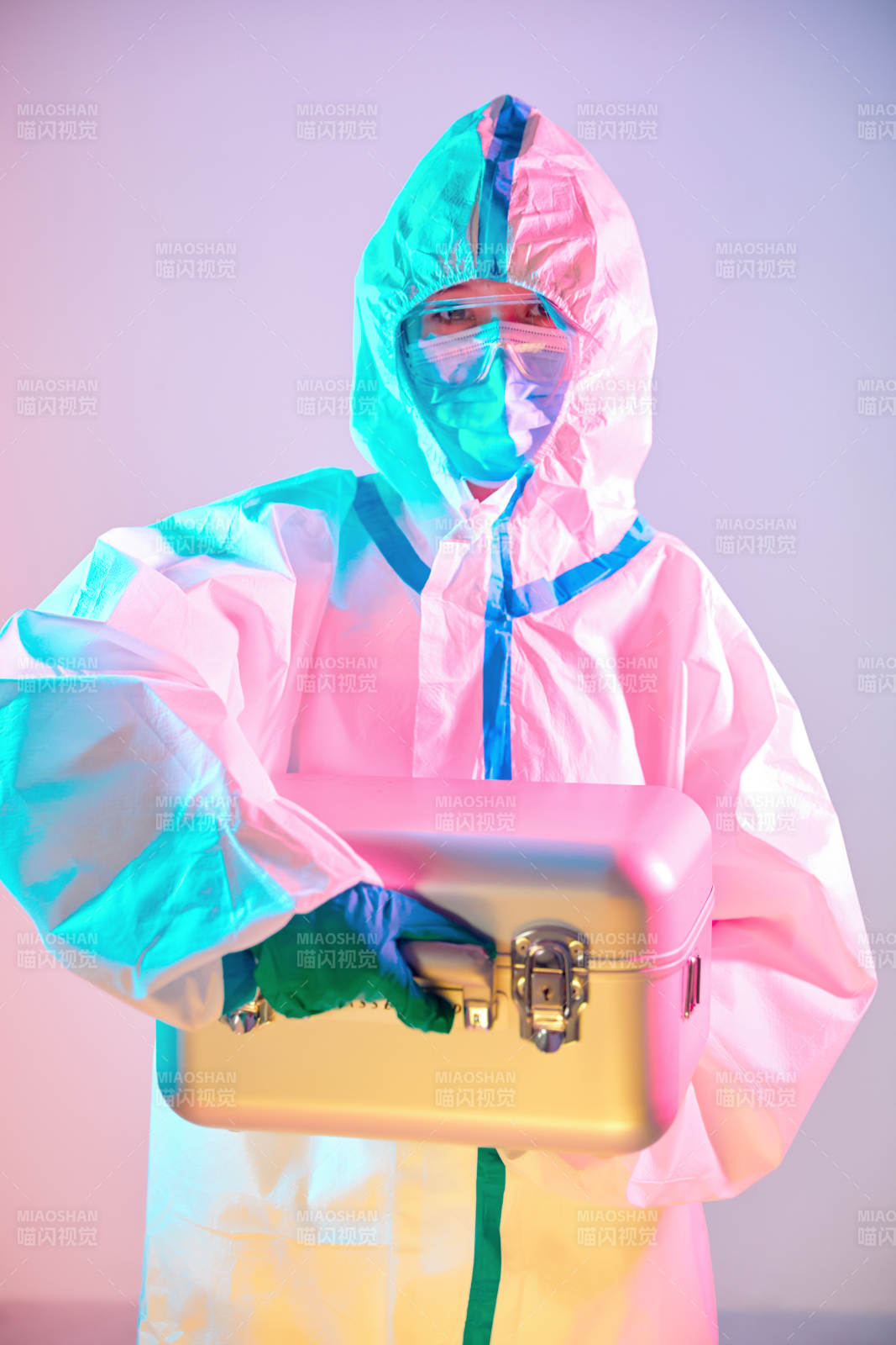 賽博朋克風格穿防護服戴口罩護目鏡的少女