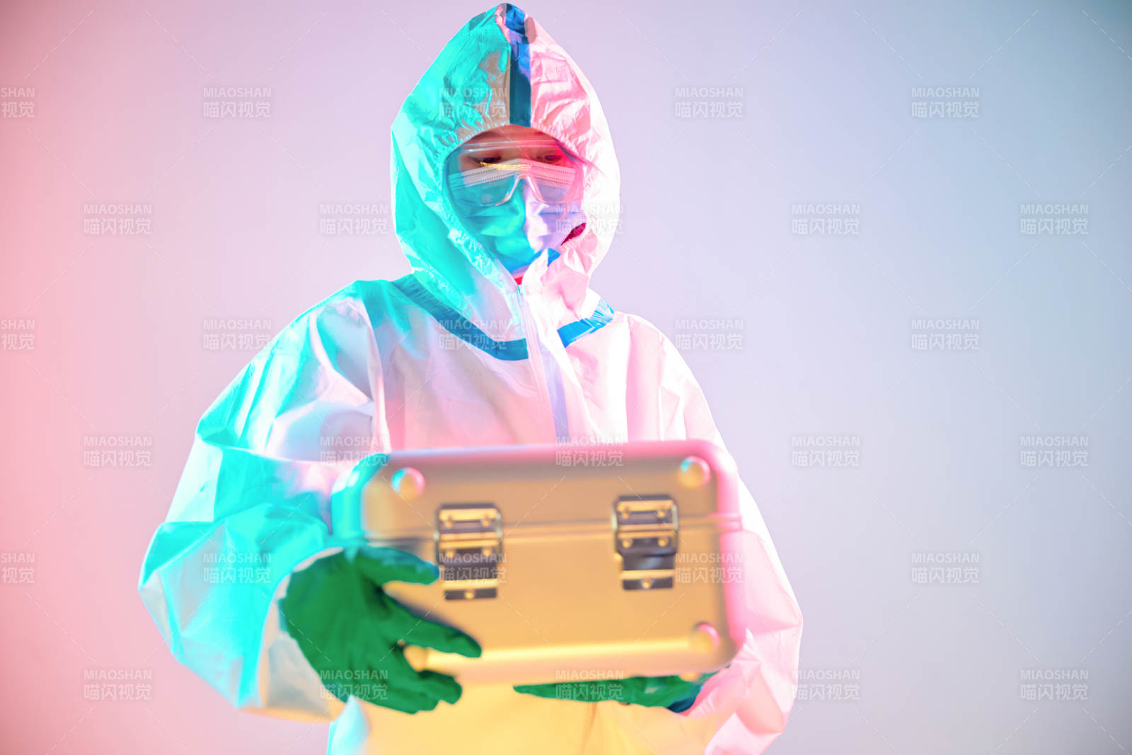 賽博朋克風格穿防護服戴口罩護目鏡的少女