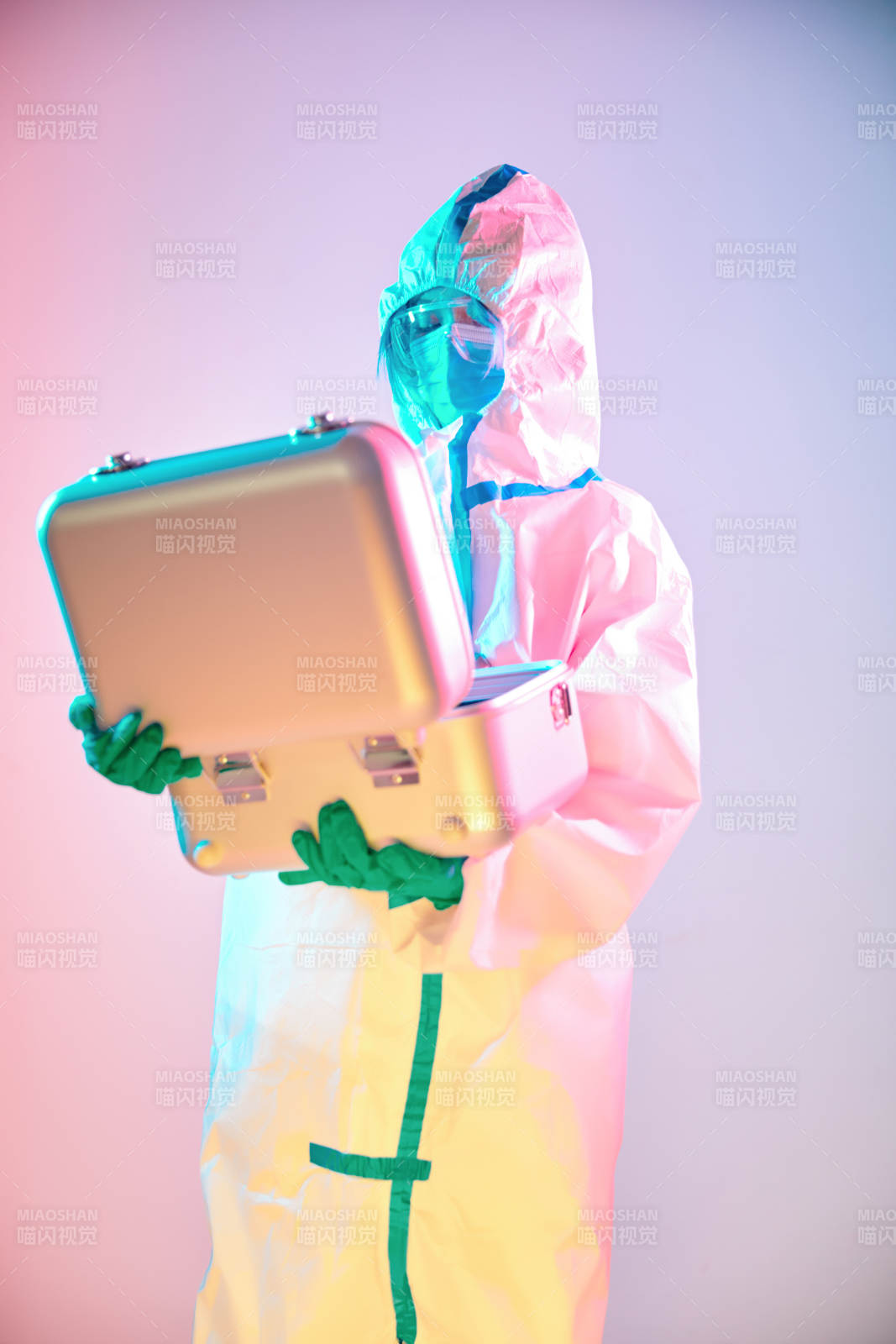 賽博朋克風(fēng)格穿防護(hù)服戴口罩護(hù)目鏡的少女