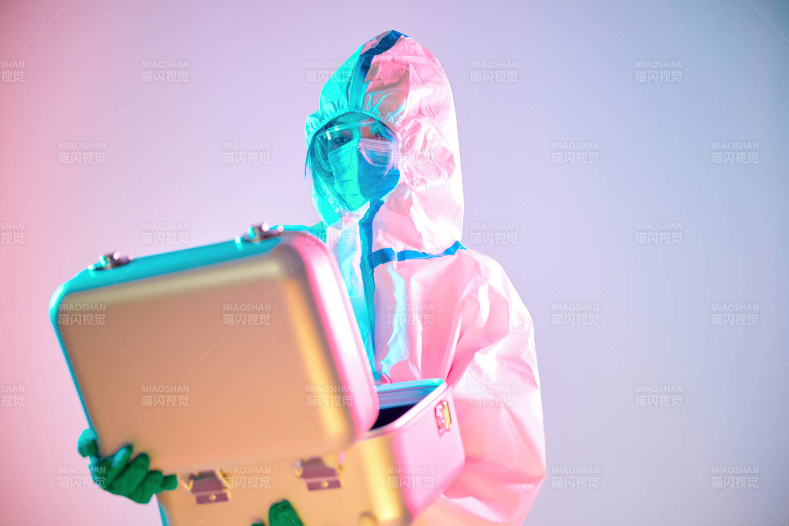 賽博朋克風(fēng)格穿防護(hù)服戴口罩護(hù)目鏡的少女