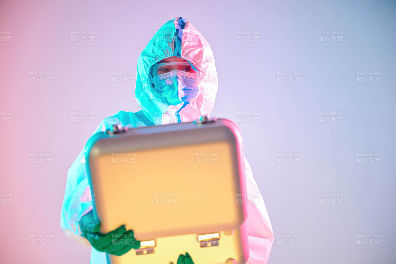 賽博朋克風格穿防護服戴口罩護目鏡的少女