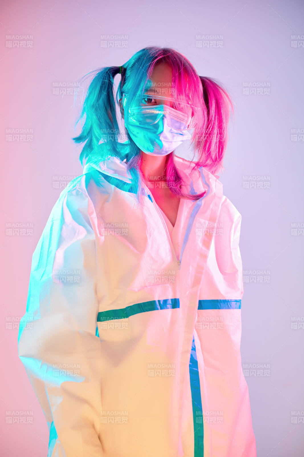 賽博朋克風格穿防護服戴口罩護目鏡的少女