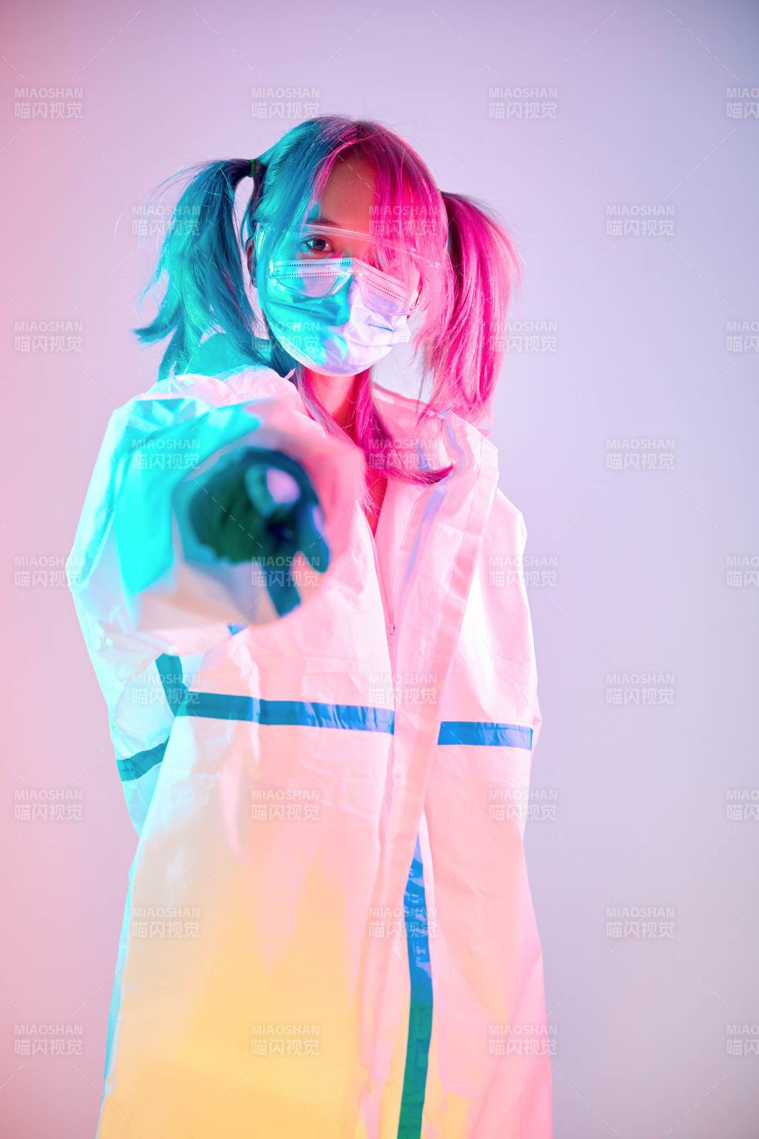 賽博朋克風格穿防護服戴口罩護目鏡的少女