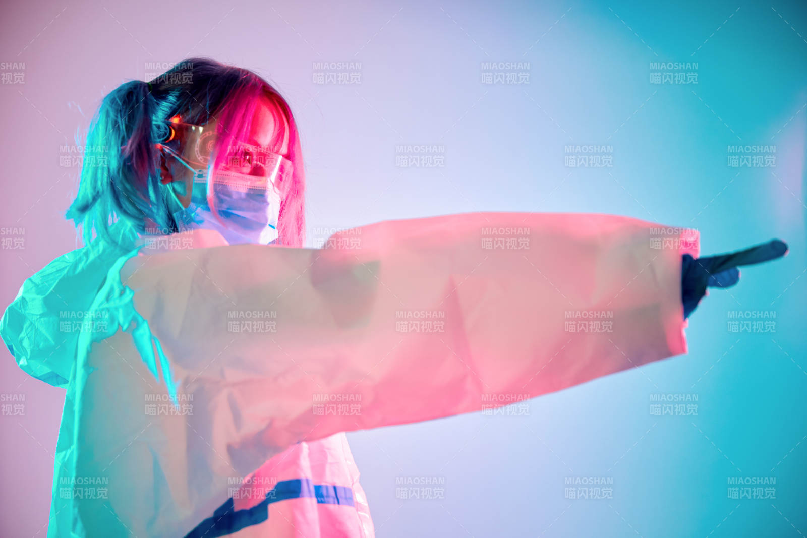 賽博朋克風(fēng)格穿防護(hù)服戴口罩護(hù)目鏡的少女