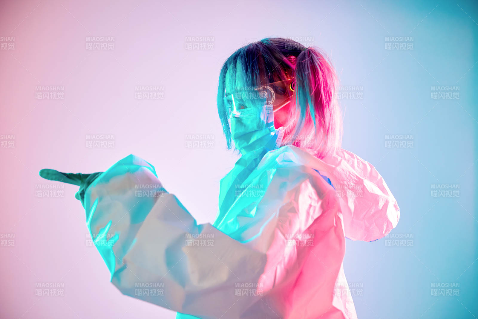 賽博朋克風格穿防護服戴口罩護目鏡的少女