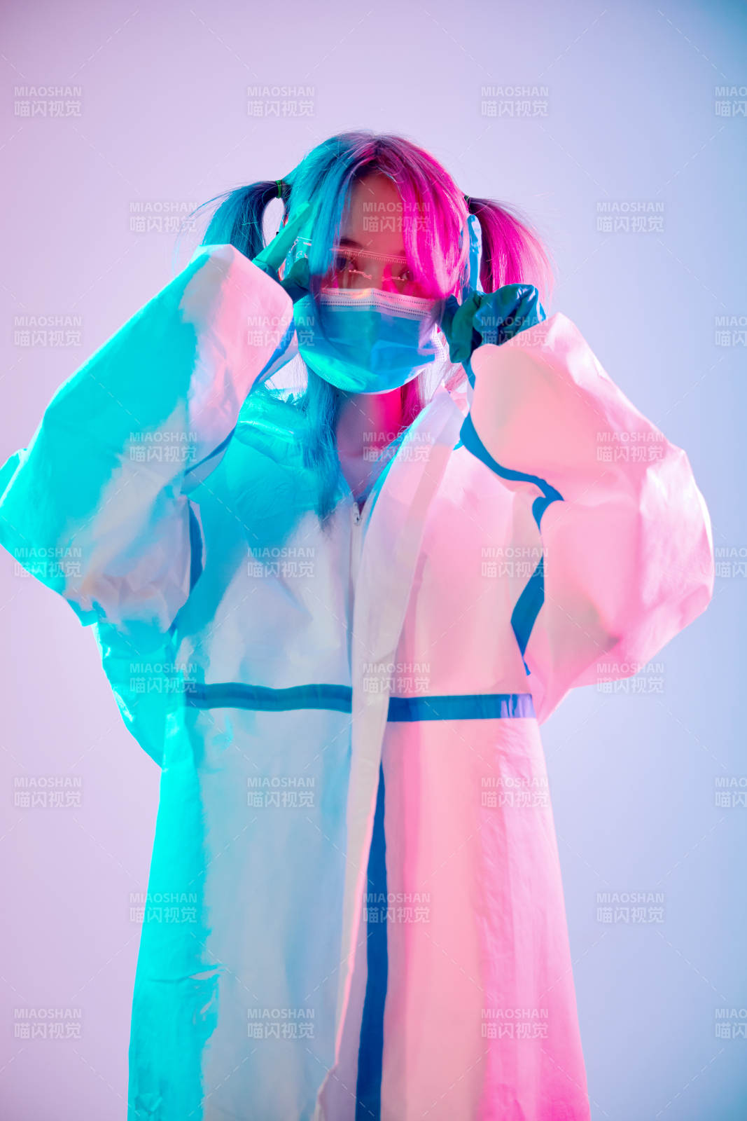 賽博朋克風格穿防護服戴口罩護目鏡的少女