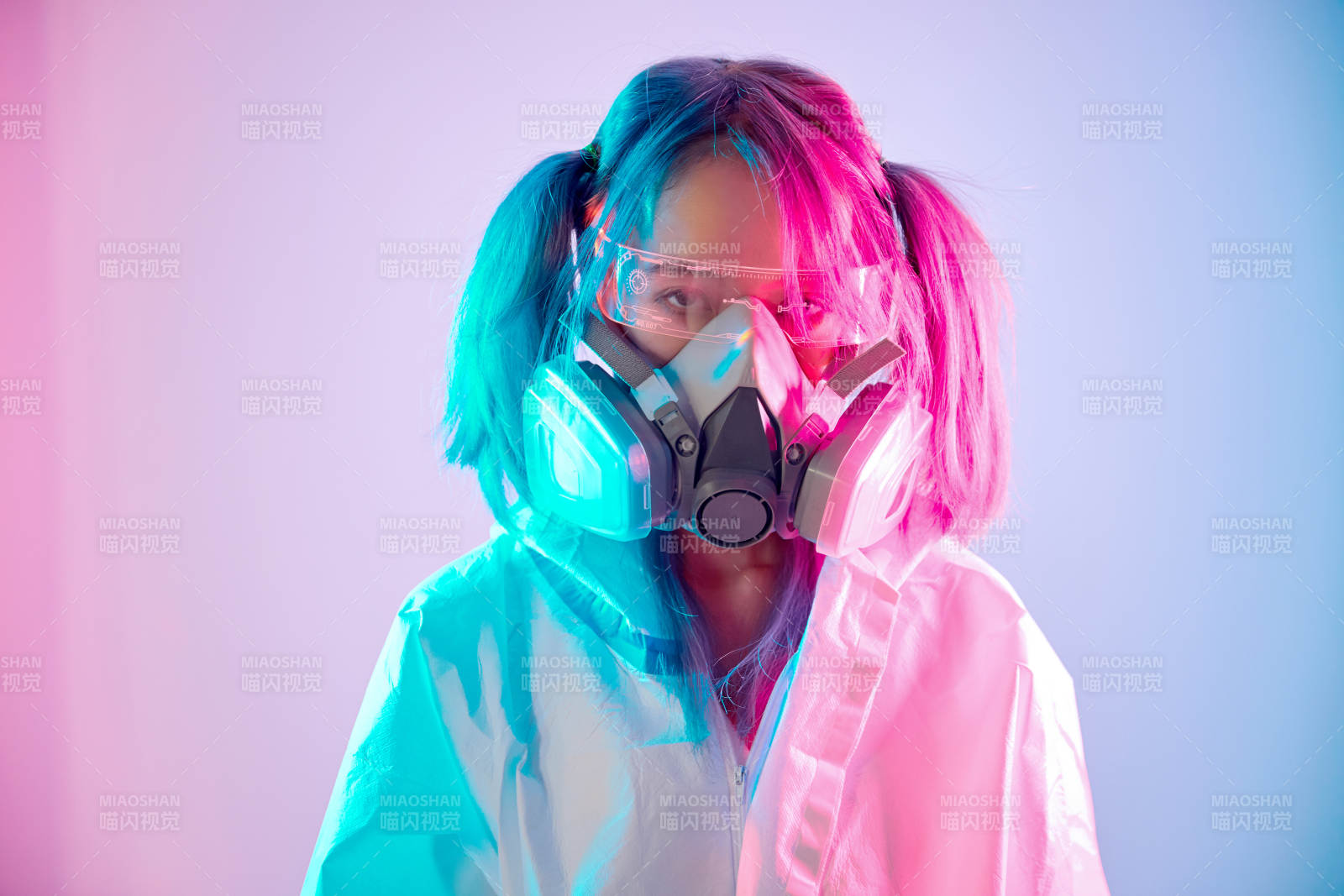賽博朋克風格穿防護服戴口罩護目鏡的少女