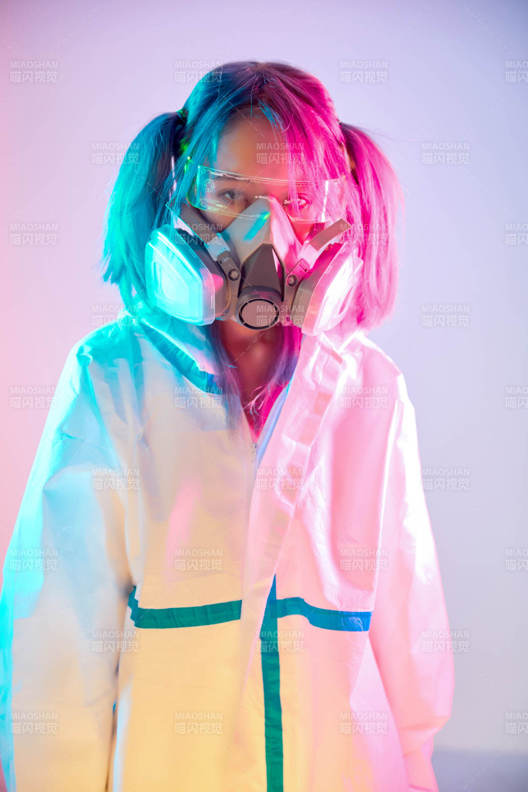 賽博朋克風格穿防護服戴口罩護目鏡的少女