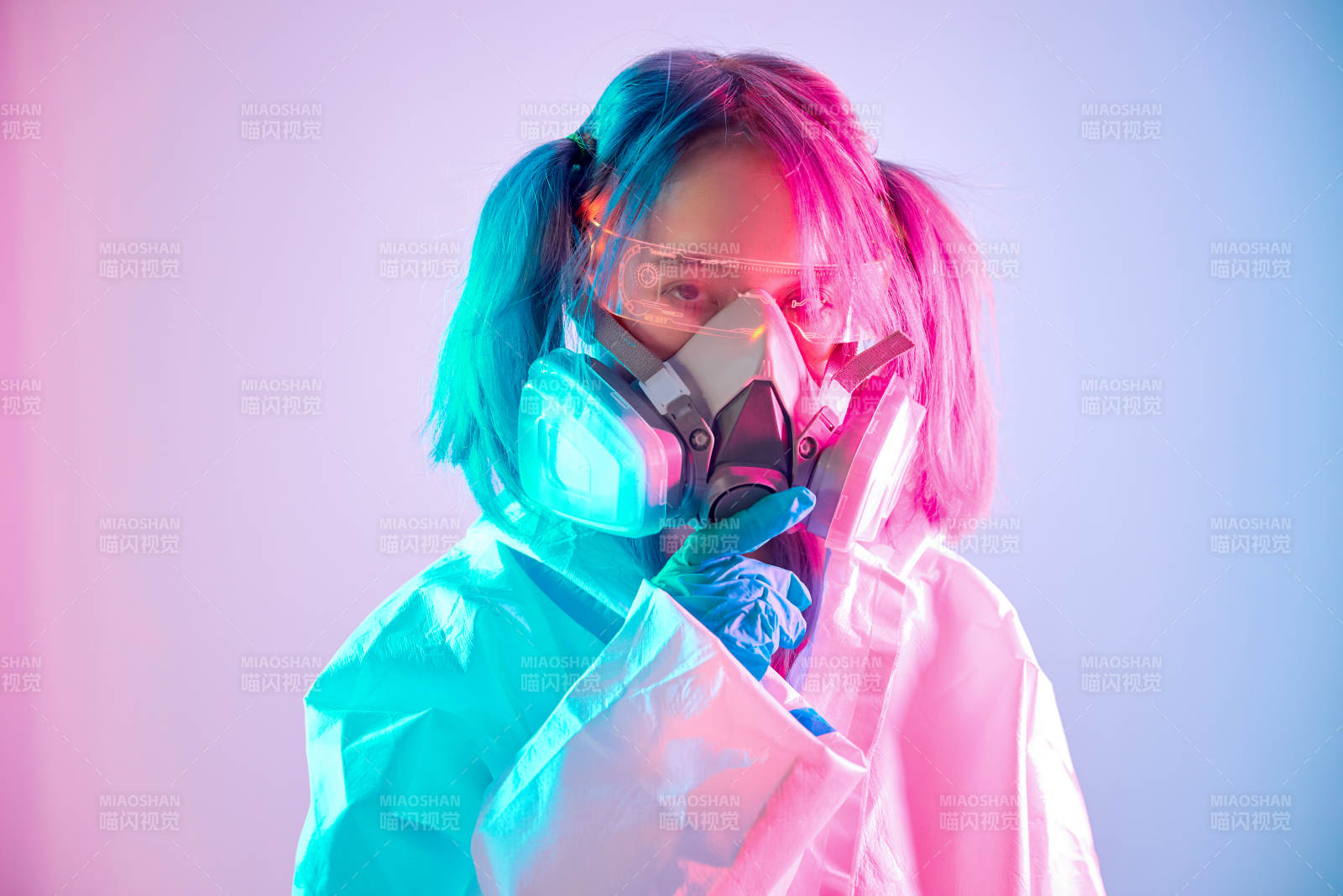 賽博朋克風格穿防護服戴口罩護目鏡的少女