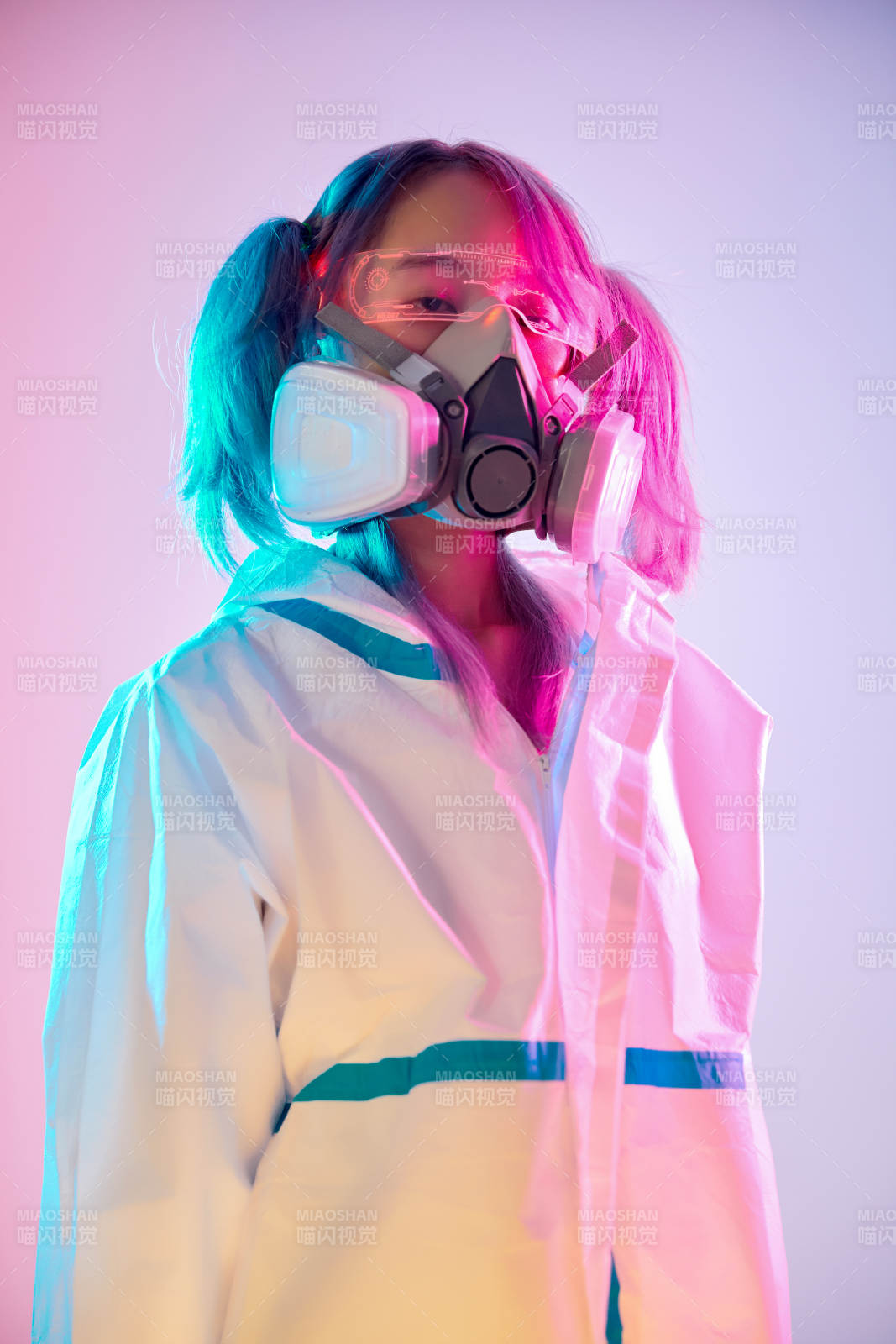 賽博朋克風格穿防護服戴口罩護目鏡的少女