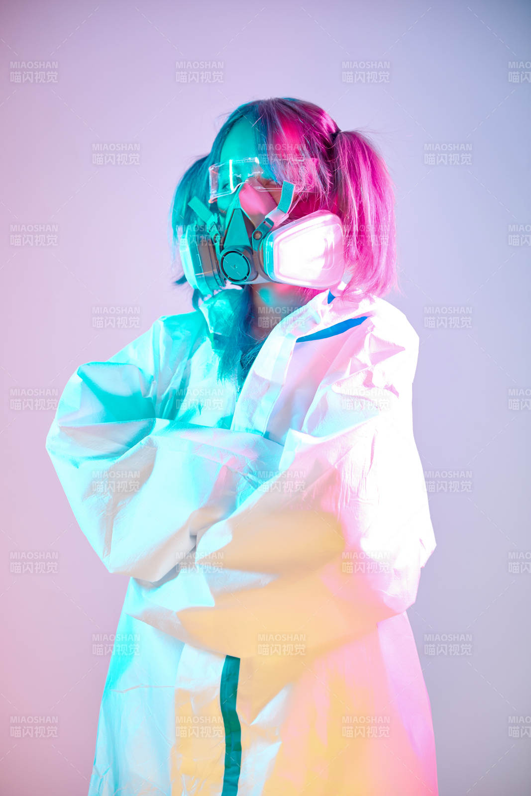 賽博朋克風格穿防護服戴口罩護目鏡的少女
