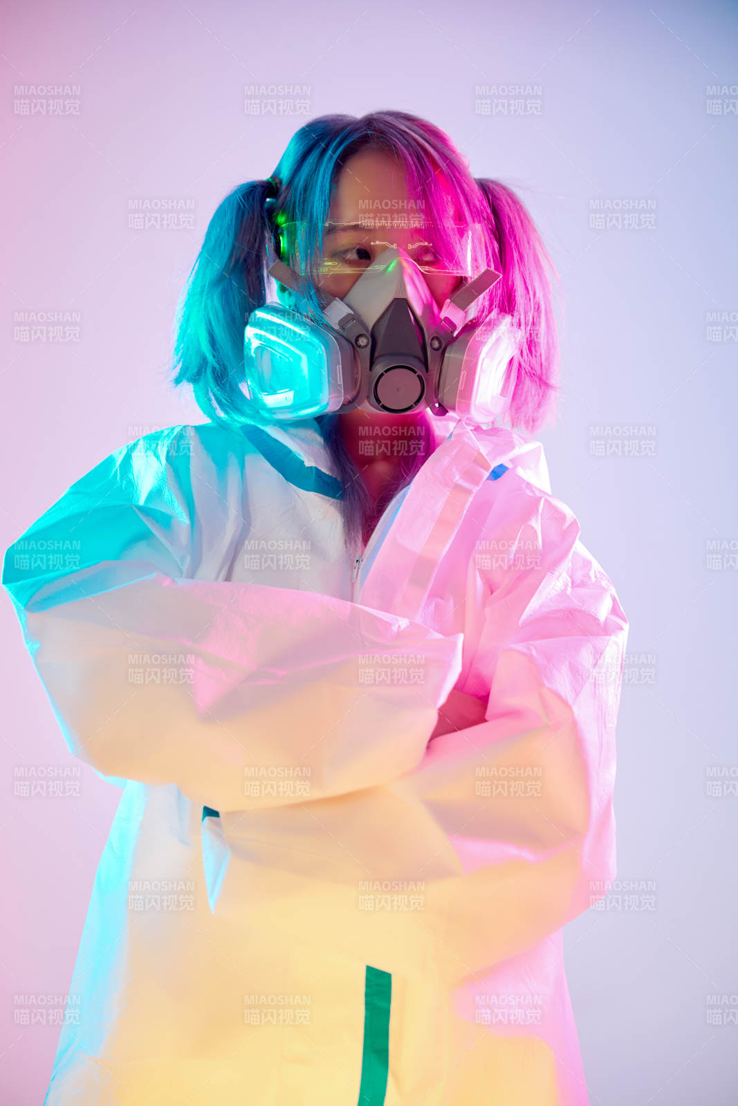賽博朋克風(fēng)格穿防護(hù)服戴口罩護(hù)目鏡的少女