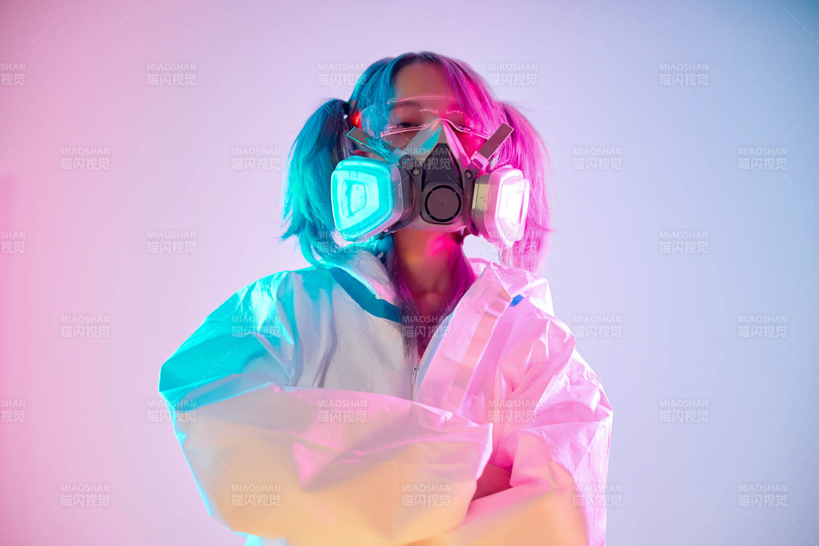 賽博朋克風(fēng)格穿防護(hù)服戴口罩護(hù)目鏡的少女