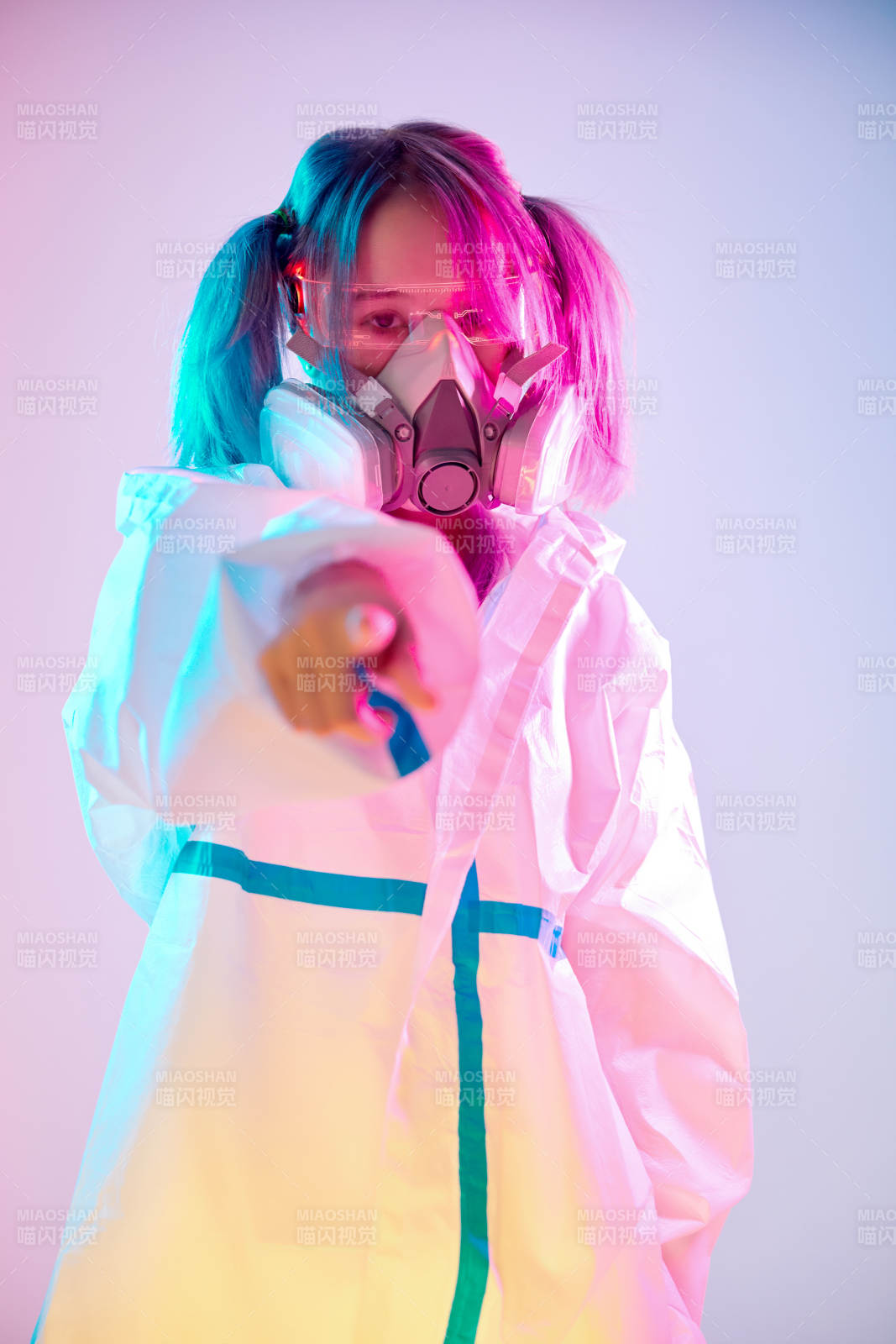 賽博朋克風格穿防護服戴口罩護目鏡的少女