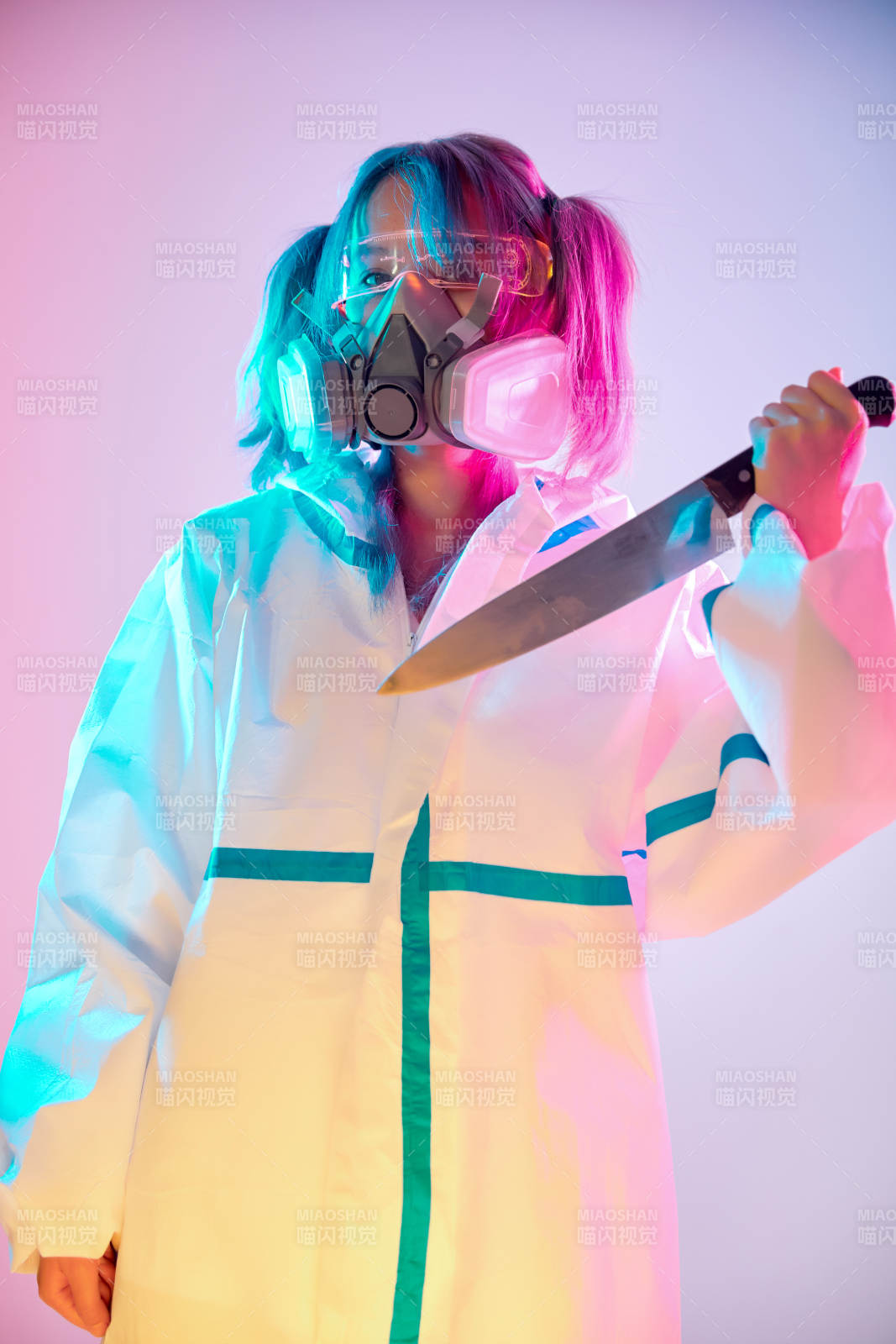 賽博朋克風格穿防護服戴口罩護目鏡的少女