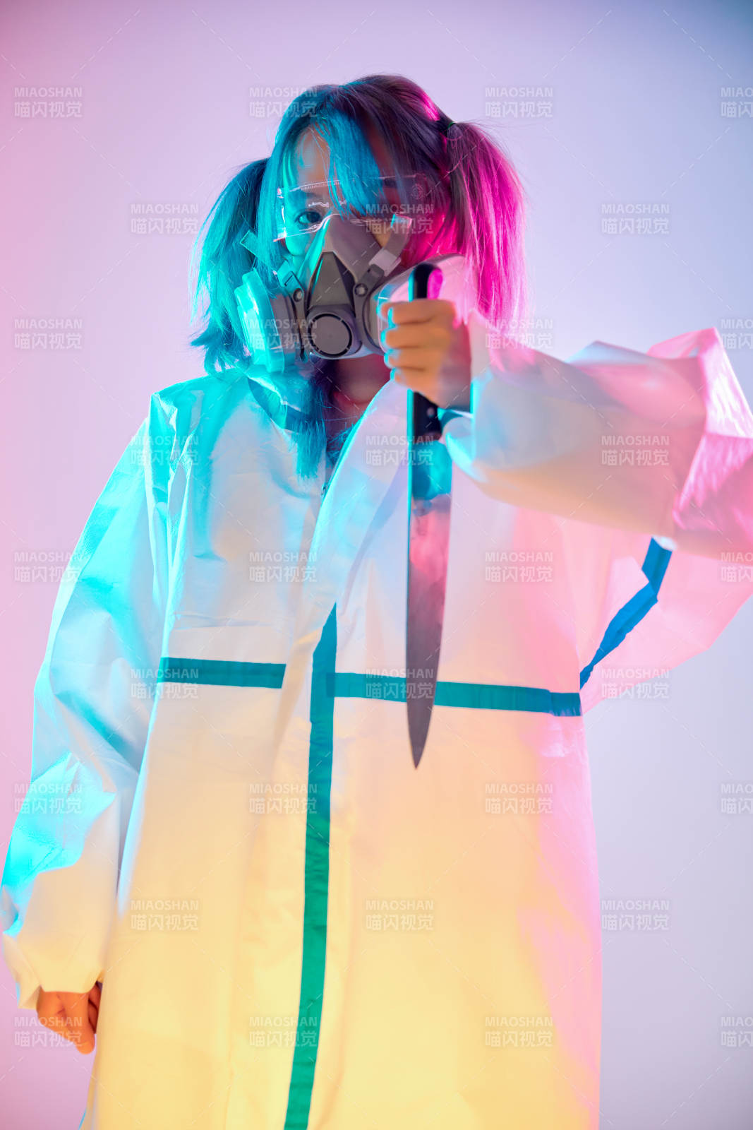 賽博朋克風(fēng)格穿防護(hù)服戴口罩護(hù)目鏡的少女