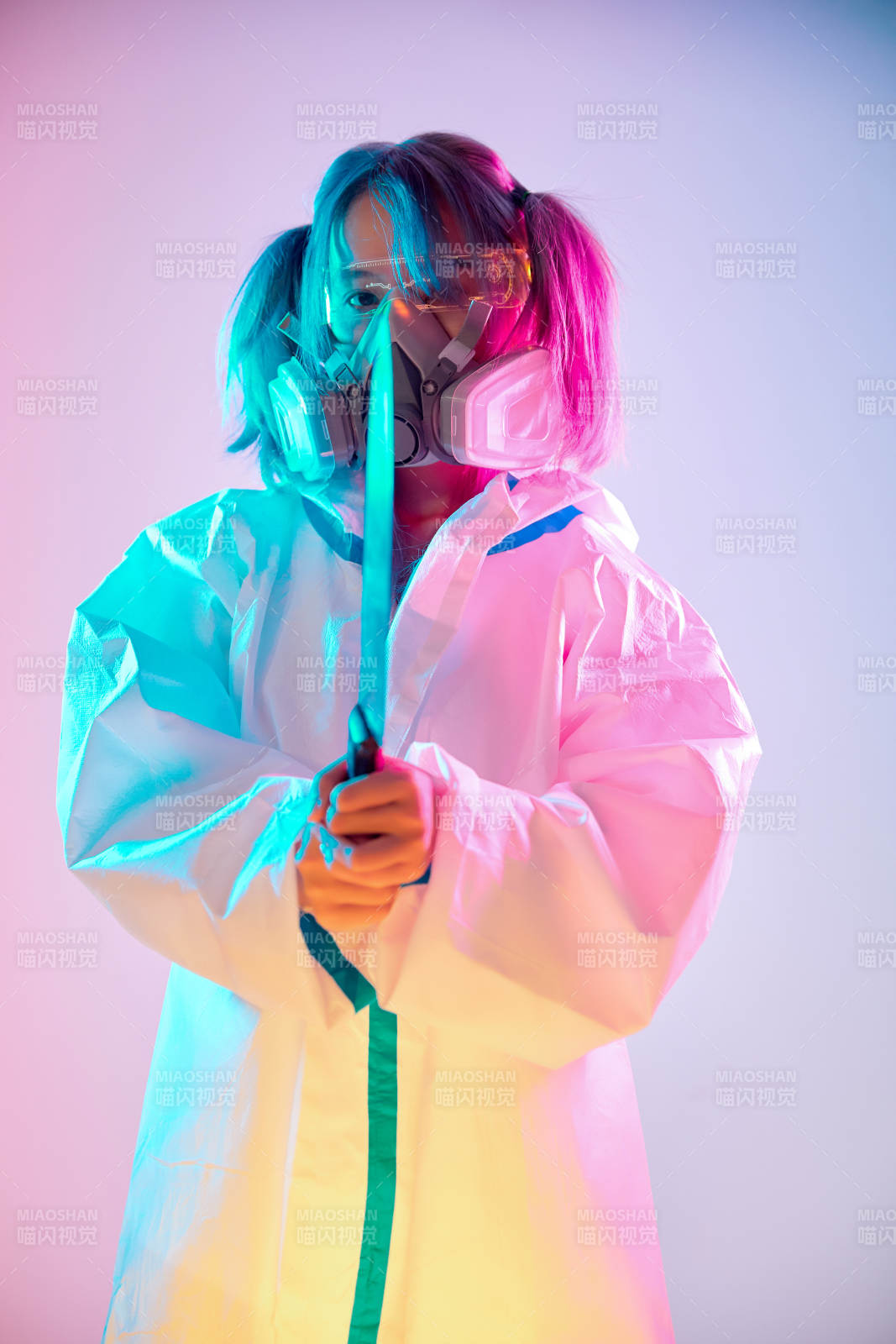 賽博朋克風格穿防護服戴口罩護目鏡的少女