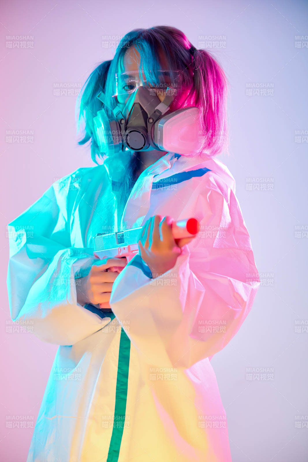 賽博朋克風(fēng)格穿防護(hù)服戴口罩護(hù)目鏡的少女