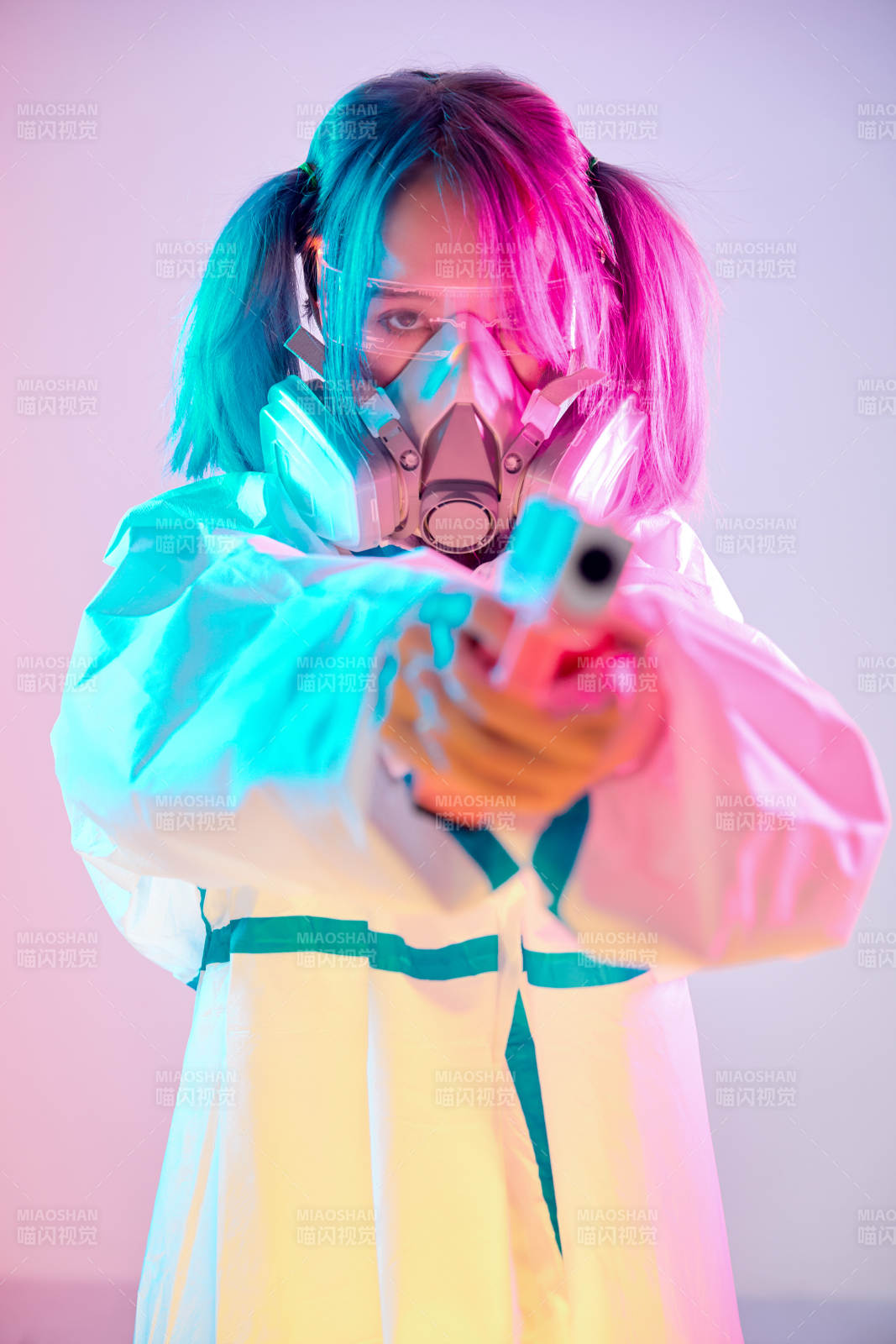 賽博朋克風(fēng)格穿防護(hù)服戴口罩護(hù)目鏡的少女