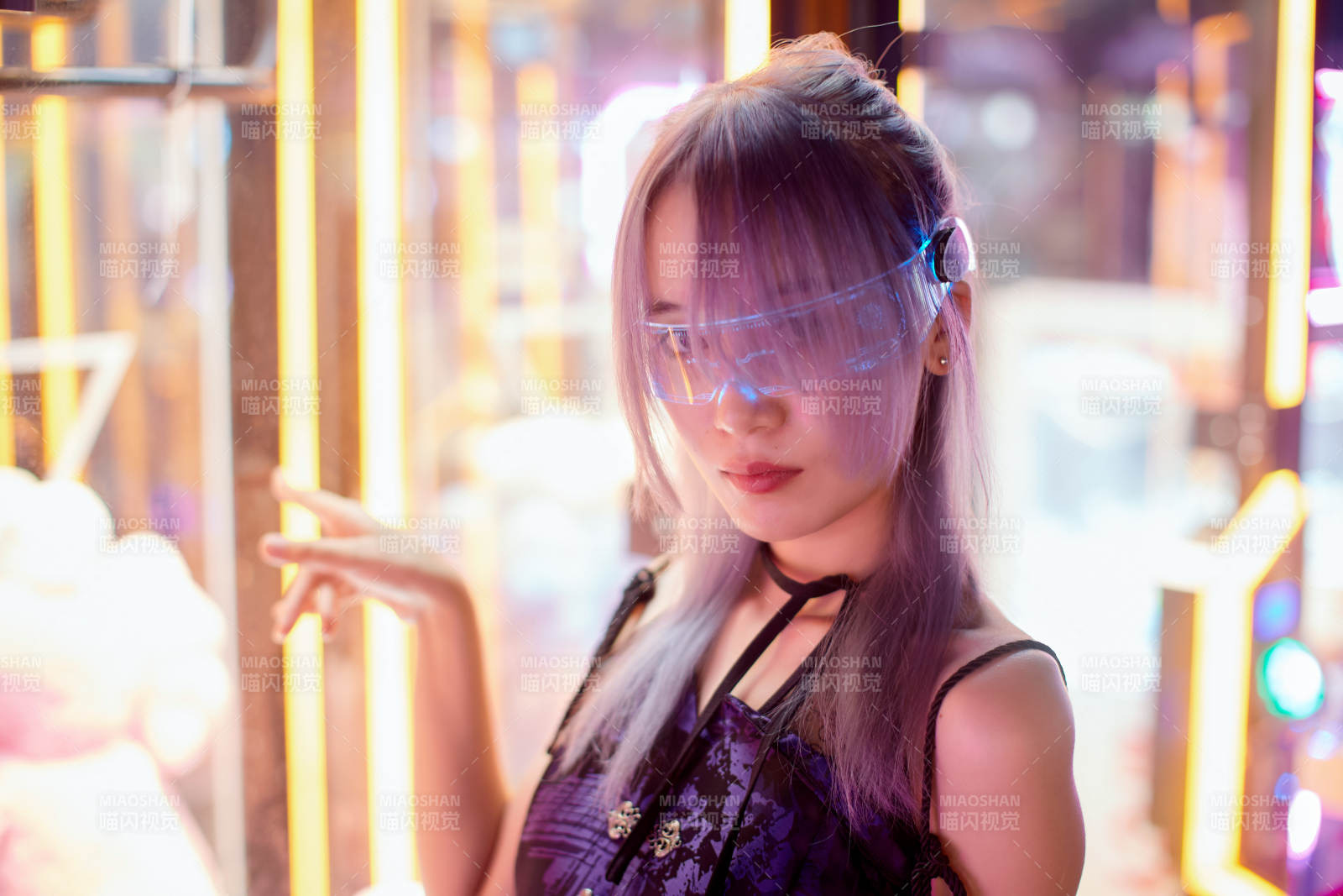 在電子游戲娛樂城玩耍的亞洲時尚少女