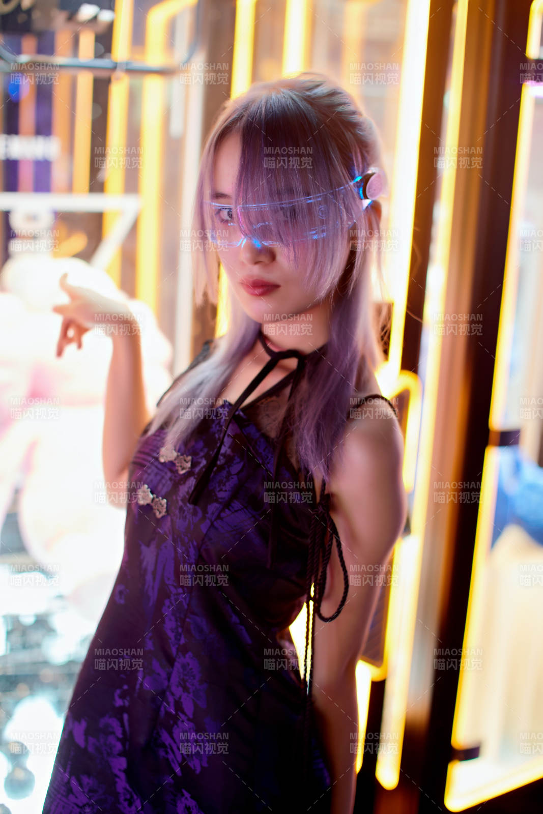 在電子游戲娛樂城玩耍的亞洲時尚少女