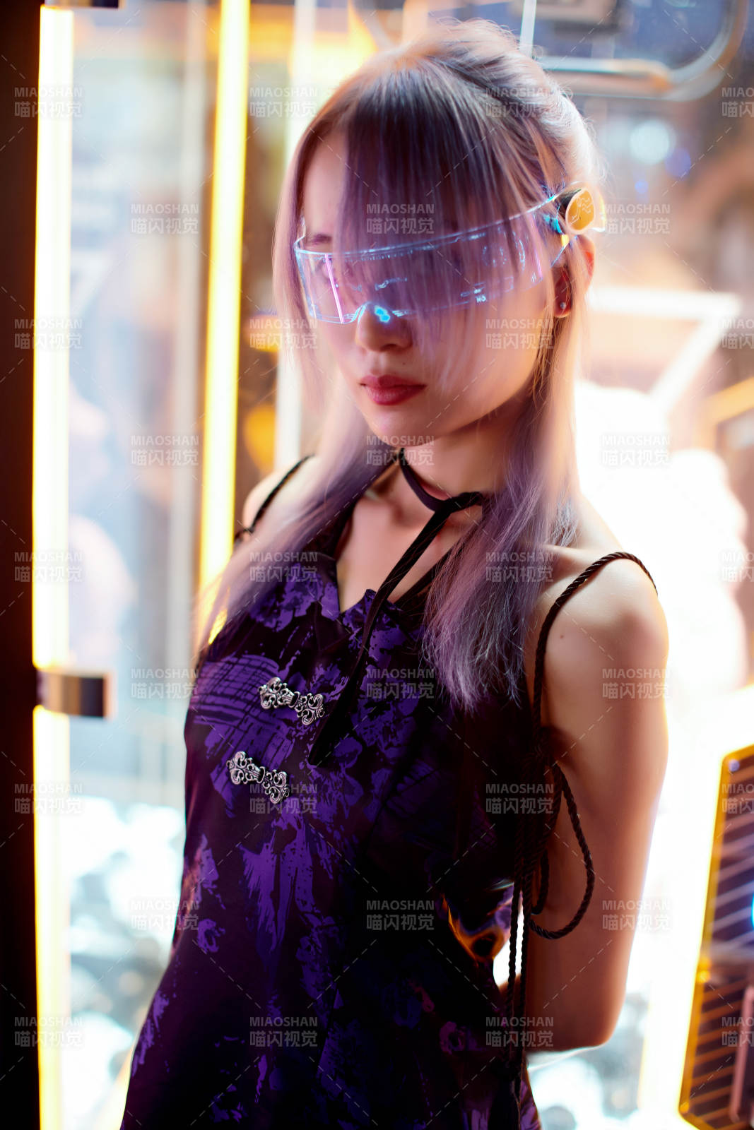 在電子游戲娛樂(lè)城玩耍的亞洲時(shí)尚少女