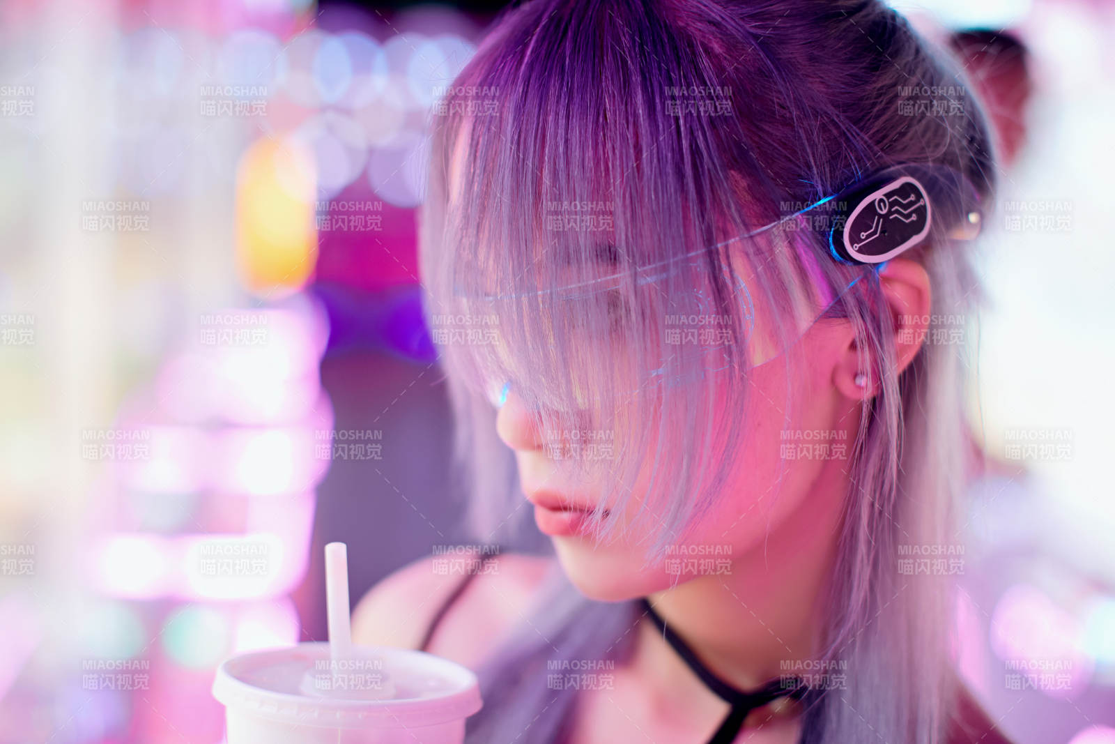 在電子游戲娛樂城玩耍的亞洲時尚少女