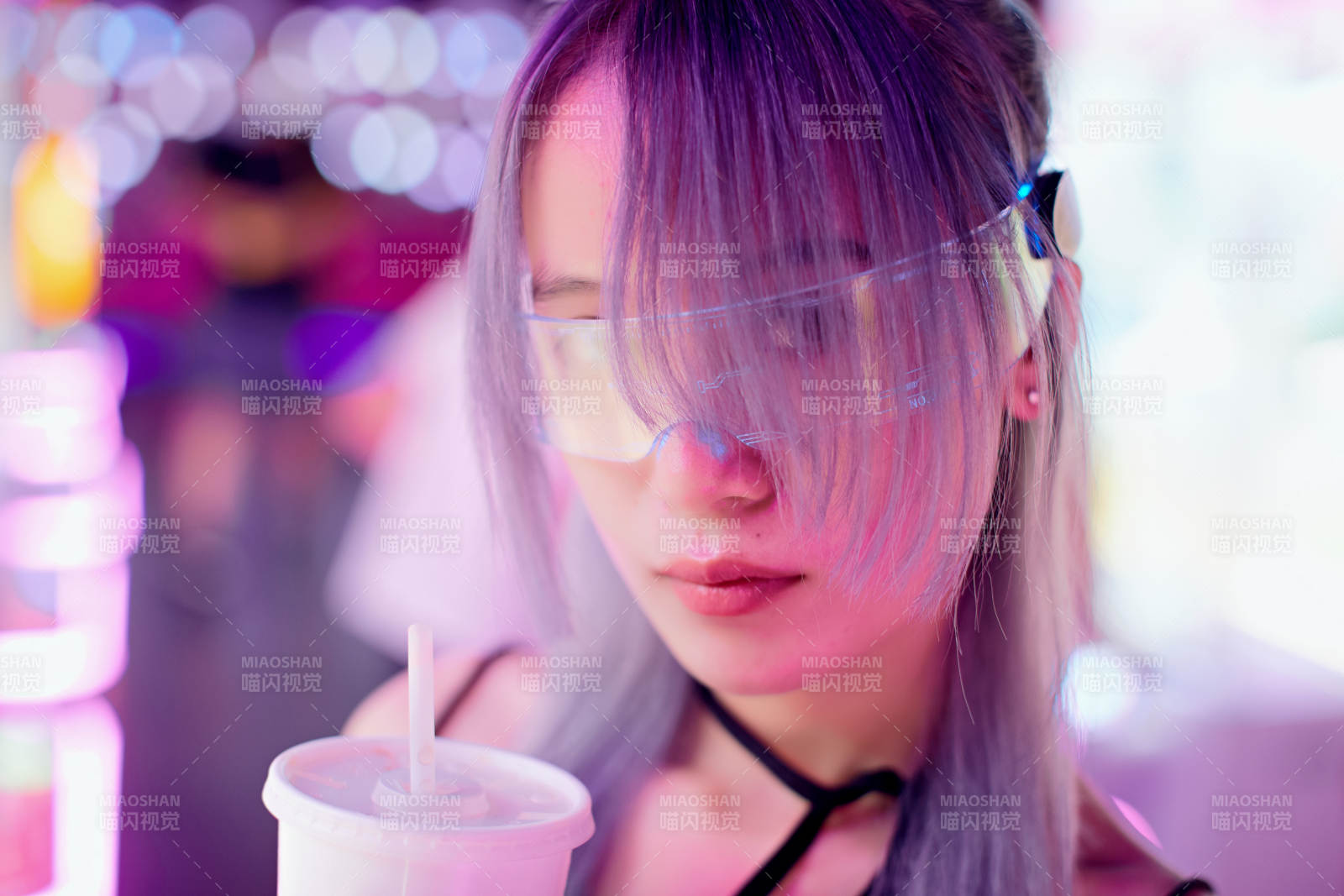 在電子游戲娛樂城玩耍的亞洲時尚少女