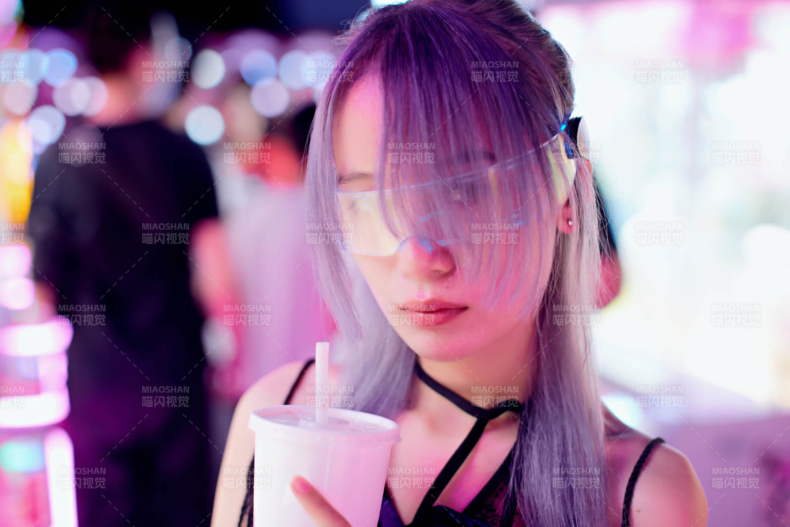 在電子游戲娛樂城玩耍的亞洲時尚少女