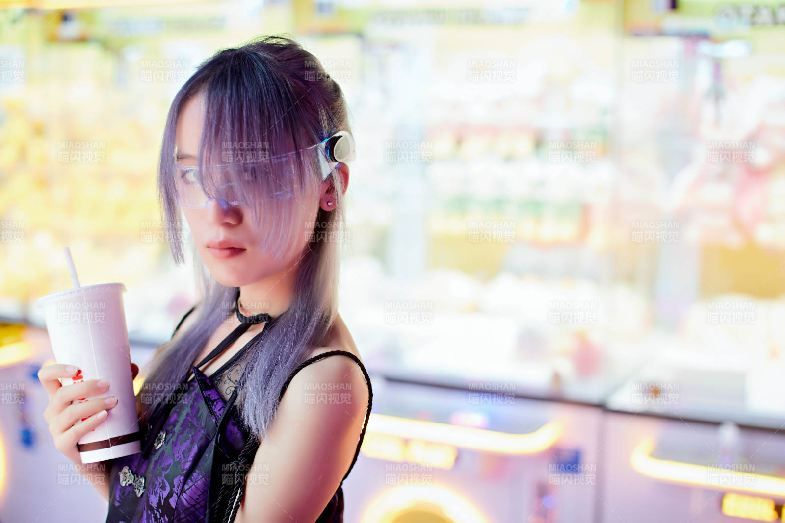 在電子游戲娛樂城玩耍的亞洲時尚少女