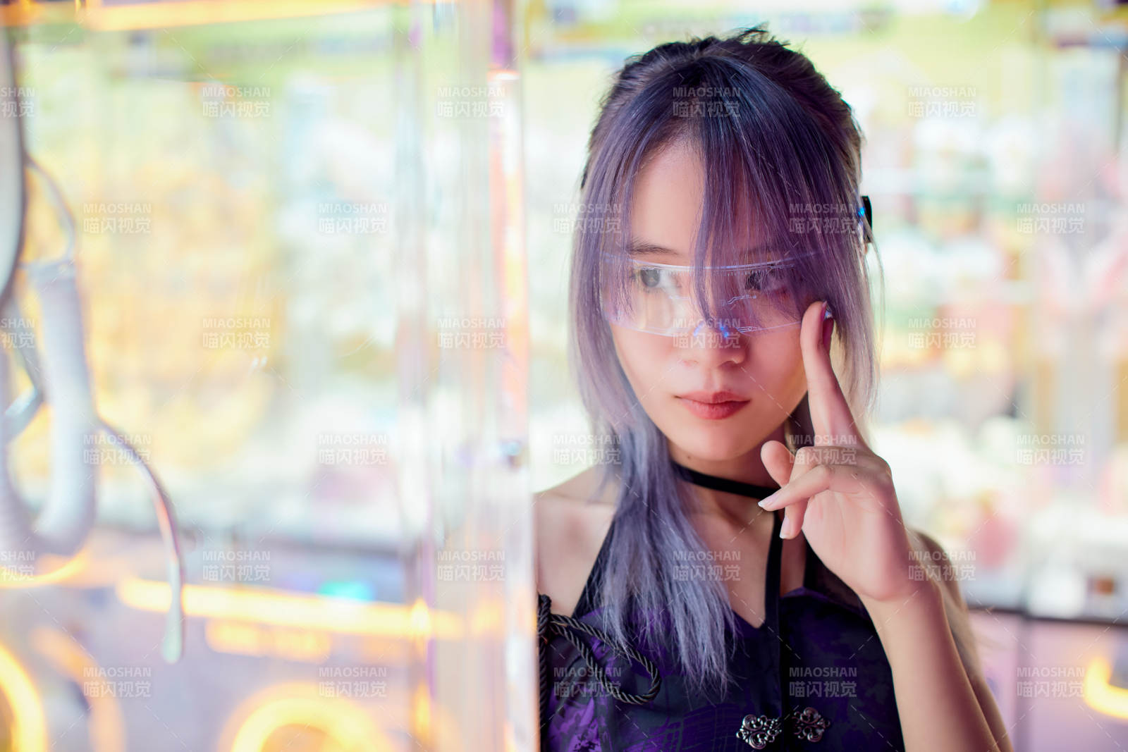 在電子游戲娛樂(lè)城玩耍的亞洲時(shí)尚少女