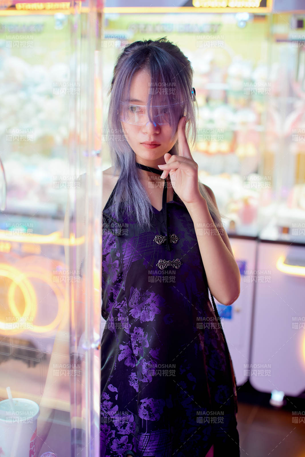 在電子游戲娛樂城玩耍的亞洲時(shí)尚少女