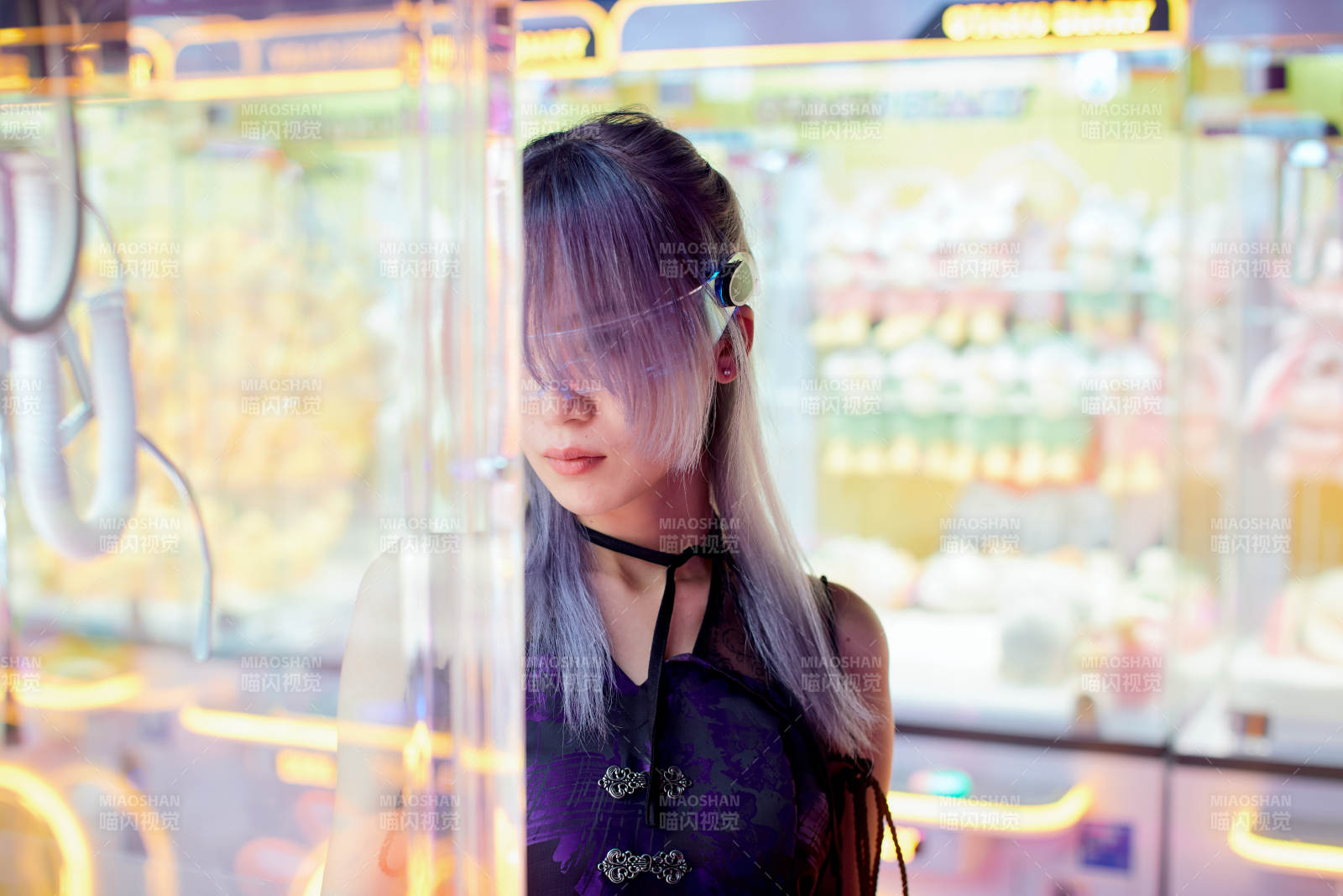 在電子游戲娛樂城玩耍的亞洲時尚少女