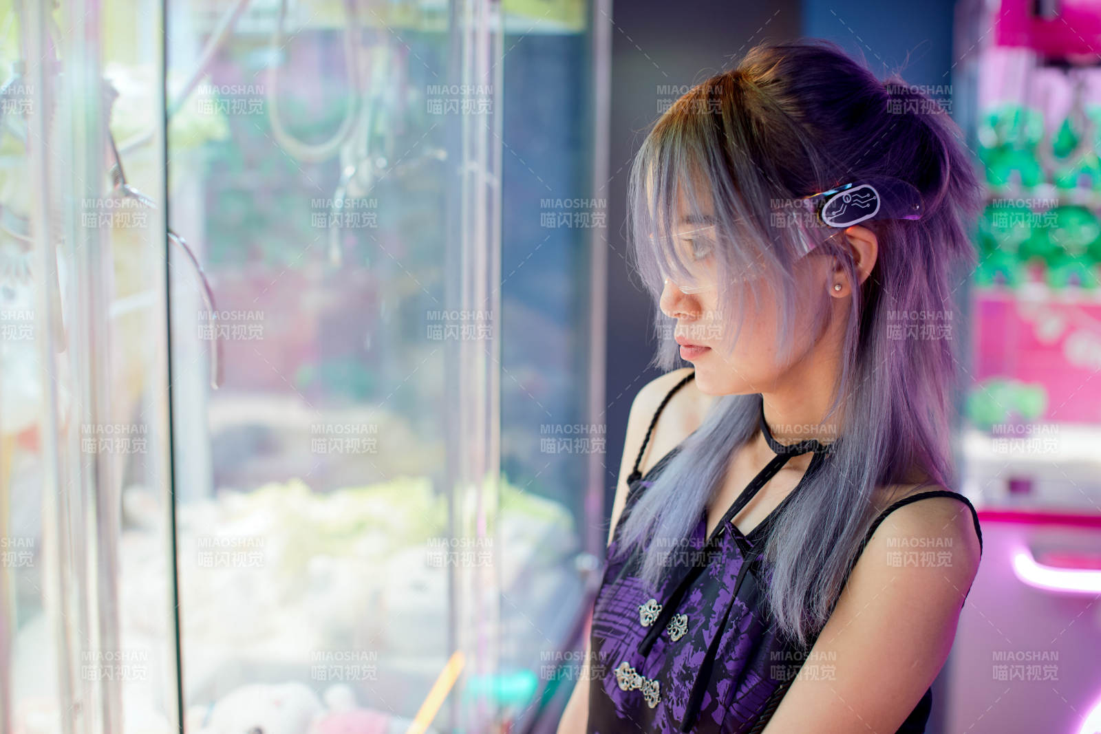 在電子游戲娛樂城玩耍的亞洲時尚少女