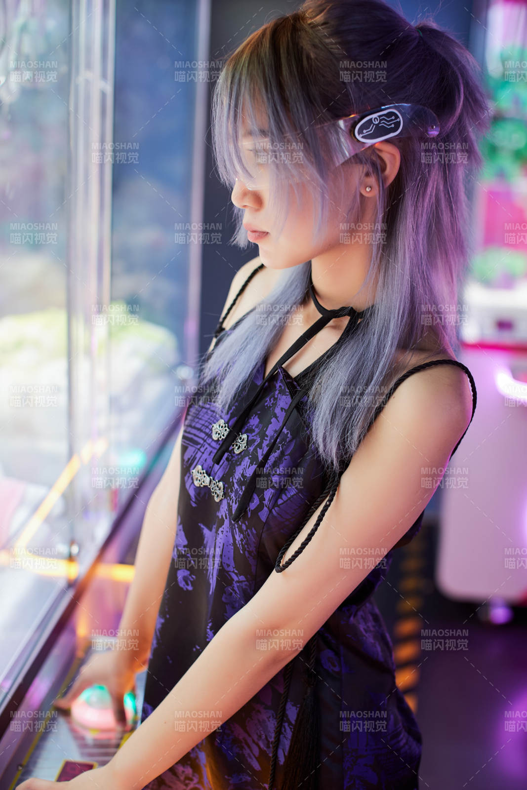 在電子游戲娛樂城玩耍的亞洲時尚少女