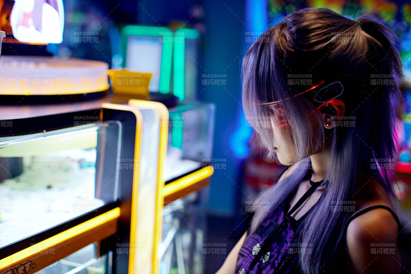 在電子游戲娛樂城玩耍的亞洲時尚少女